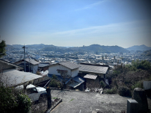 「築山のある家と景色の良い住宅」